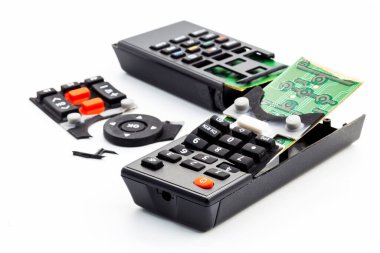 Kırık uzaktan kumanda, parçalanmış, bozulmuş ve eski televizyon kontrolü. Kullanılan teknoloji, teknolojik atık