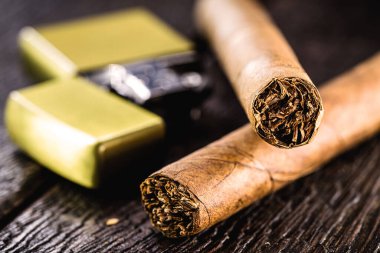 Eski Zippo çakmağı olan purolar, klasik görüntü