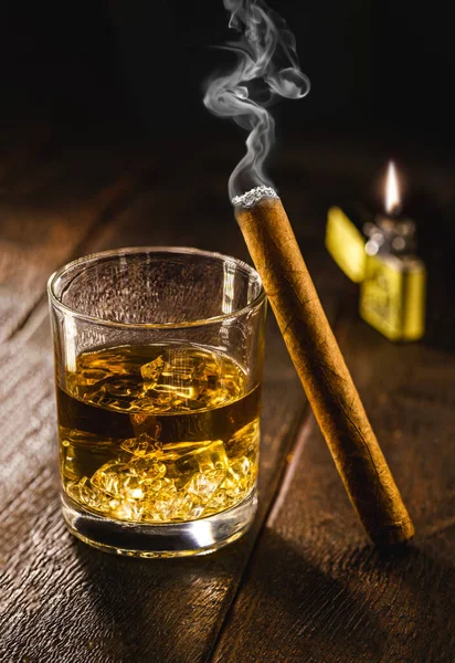 Vaso Whisky Con Hielo Cigarro Con Encendedor Cremallera Fondo Concepto — Foto de Stock