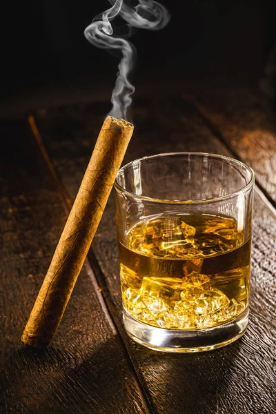 Fumar Cigarro Fumar Humo Vaso Whisky Bebida Alcohólica Concepto Descanso — Foto de Stock