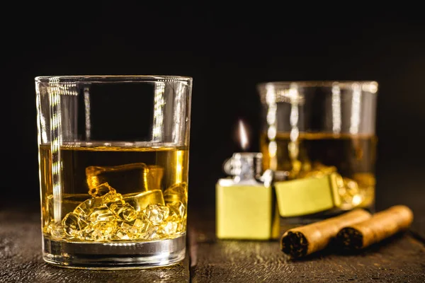 Vaso Whisky Con Hielo Cigarro Con Encendedor Cremallera Fondo Concepto — Foto de Stock