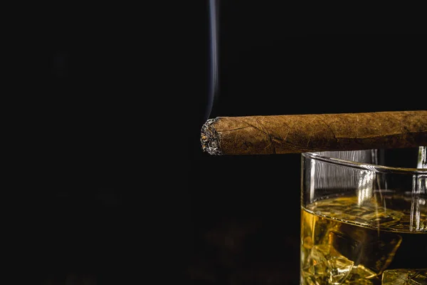 Detalle Cigarro Con Vaso Whisky Que Emite Humo Sobre Fondo — Foto de Stock