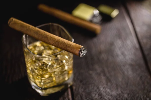 Puro Sobre Vaso Whisky Foco Concepto Fumar Tiempo Para Relajarse — Foto de Stock