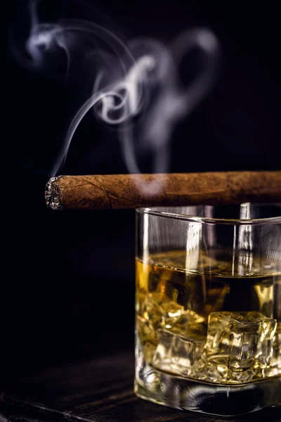 Detalle Cigarro Con Vaso Whisky Que Emite Humo Sobre Fondo — Foto de Stock