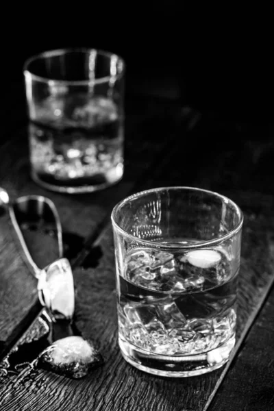 ウイスキーやバーボンを蒸留酒としてグラスに氷のキューブを入れて — ストック写真