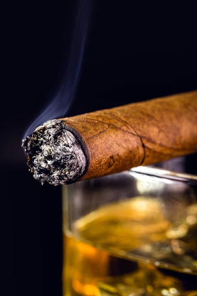 Detalle Del Cigarro Encendido Desprendiendo Humo — Foto de Stock