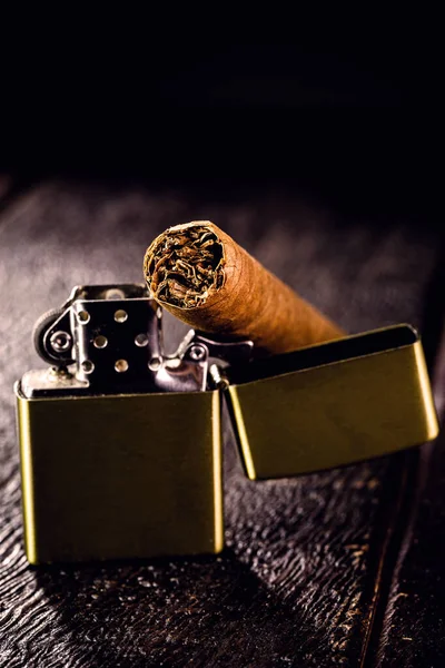 Winddichtes Feuerzeug Auf Rustikalem Holzgrund Zigarren Accessoire Luxus Konzept Männliches — Stockfoto