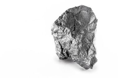 İzole edilmiş beyaz zemin üzerindeki platin nugget, kimya endüstrisinde nitrik asit, silikon ve benzen üretiminde katalizör olarak kullanılan bir kimyasal elementtir..