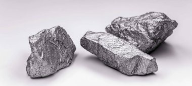 Çiğ manganez. Manganez taşı beyaz arka planda izole edilmiş. Ağır metallerin mineral çıkarımı.