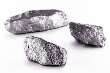 Siyah izole edilmiş arka planda kobalt taşı. İnşaat ve tıpta kullanılan sanayi cevheri.