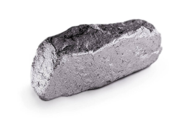 Платиновый самородок на изолированном белом фоне - химический элемент, используемый в химической промышленности в качестве катализатора для производства азотной кислоты, конуса и бензола..