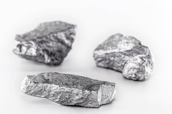 кобальтовый камень на изолированном белом фоне. Промышленная руда в строительстве и медицине.