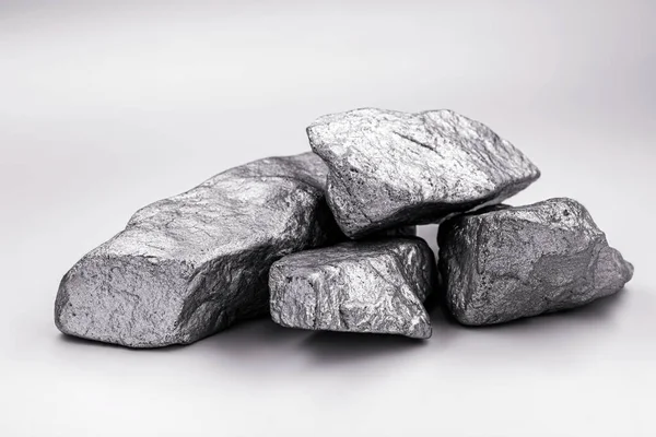 Pedra de cobalto na superfície isolada preta. minério industrial utilizado  na construção e na medicina.