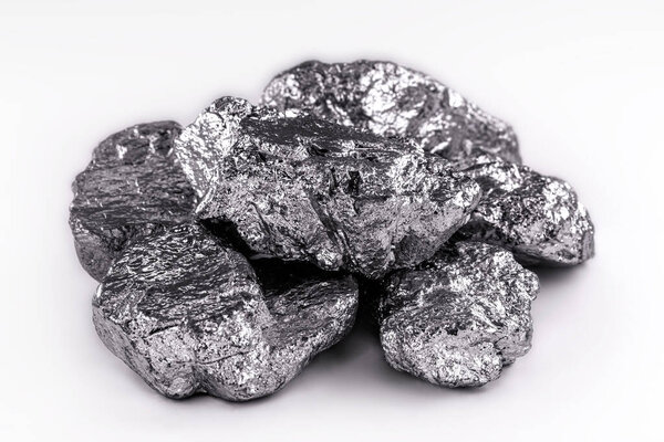 поликристаллический кремний высокой чистоты из Фрайберга / Германия изолирован на белом фоне