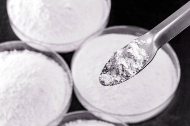 Demir alaşımları ve çeliklerin sertliğini artırmak amacıyla metalurji sektöründe yaygın olarak kullanılan bir madde olan baryum klorür.