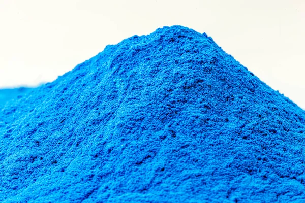 Copper sulfate, a chemical compound, works as an algaecide. Used in swimming pools, agriculture and gardening use the mineral compound a lot to avoid fungal infestations in crops