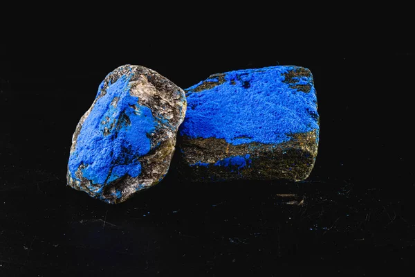 コバルトは 工業用のエナメル鉱物 青色顔料中に存在する化学元素です — ストック写真