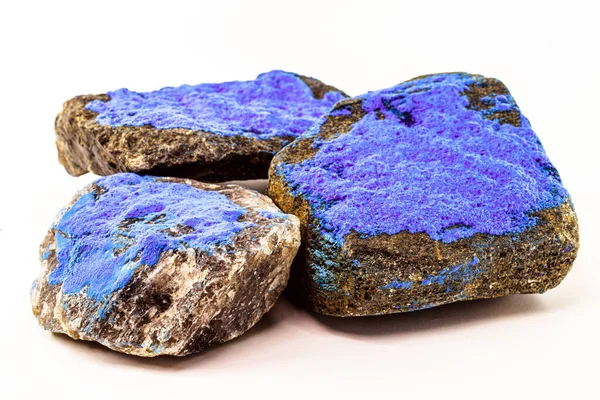 コバルトは 世界中の業界全体で青色の色合いの顔料として使用されているエナメル鉱物 Coas2 に存在する化学元素です — ストック写真