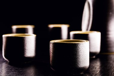 Asya seramik bardakları, sake servisi için, Japon sıcak içeceği. Japonya 'dan geleneksel içecek.