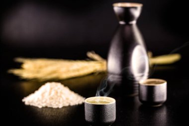 Sake, Japonya 'dan gelen geleneksel mayalanmış alkollü içecek, sıcak servis edilir, pirinç, su ve kojiden üretilir..