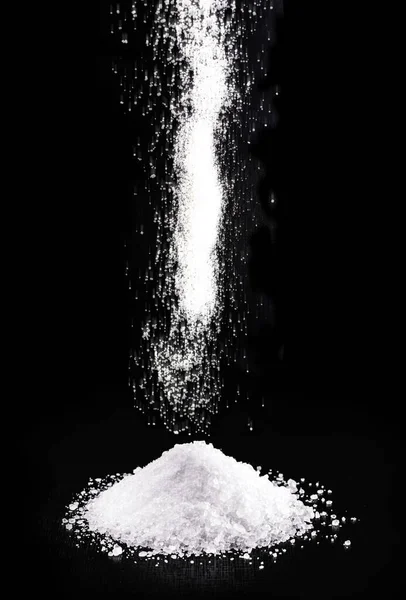 Coarse Salt Falling Being Poured Pile Salt Black Background Isolated — Stock Photo, Image