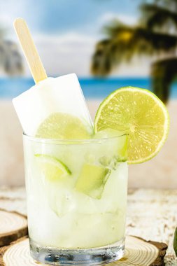Damıtılmış alkollü Brezilya limonu. Brezilya yazının tipik bir örneği olan 