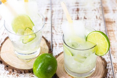 limon ve cachaca buzlu dondurma, Brezilya 'dan Caipirinha adında alkollü içecek..