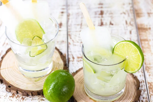 Eis Stiel Aus Zitrone Und Cachaca Brasilianisches Getränk Namens Caipirinha — Stockfoto