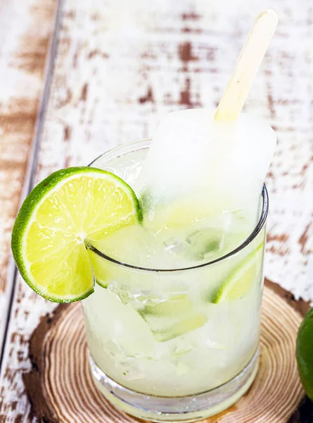 Braziliaanse Citroendrank Met Gedistilleerde Alcohol Ijs Met Drank Genaamd Caipirinha — Stockfoto