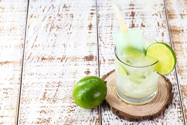 Brasilianisches Zitronengetränk Mit Destilliertem Alkohol Eis Mit Getränk Namens Caipirinha — Stockfoto