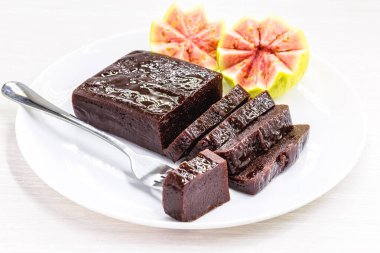 Çatallı guava reçeli. Arka planda bulanık guava. Metin için boşluk.