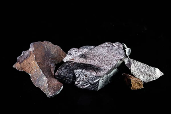 鉄鉱石は金属鉄が採掘される岩石で 一般に磁鉄鉱やヘマタイト 炭酸塩 サイトなどの酸化物の形で見られます — ストック写真