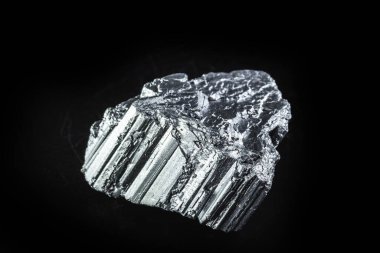 Nadir toprak grubunun bir parçası olan neodymium taşı teknoloji endüstrisinde kullanılan dünyanın en güçlü manyetik cevheri.