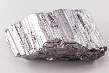 Neodimiyum, Nd sembolü ile katı halde bulunan manyetik bir kimyasal elementtir. Teknoloji endüstrisinde kullanılan nadir toprak grubunun bir parçası.