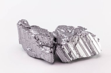 Nadir toprak grubunun bir parçası olan neodymium taşı teknoloji endüstrisinde kullanılan dünyanın en güçlü manyetik cevheri.