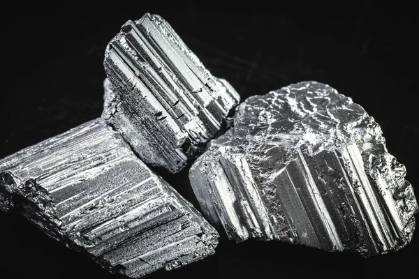 ネオジム石は希土集団の一つでテクノロジー産業で使用される世界最強の磁性鉱石です — ストック写真