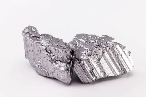 Nadir toprak grubunun bir parçası olan neodymium taşı teknoloji endüstrisinde kullanılan dünyanın en güçlü manyetik cevheri.