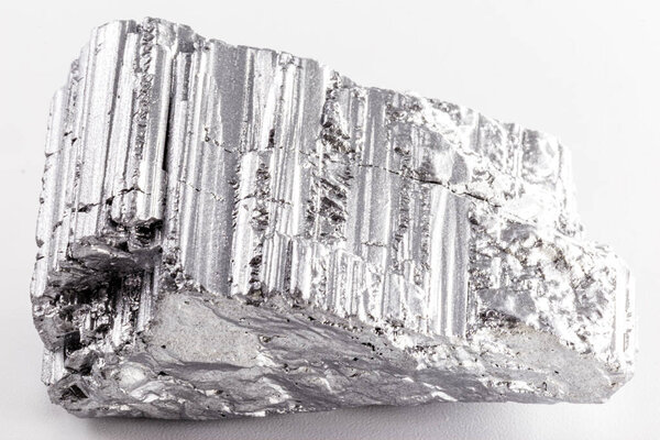 Неодим является магнитным химическим элементом с символом Nd, в твердом состоянии. Входит в группу редкоземельных металлов, используемых в технологической отрасли