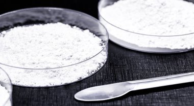 Zirkonyum silikat (ZrSiO4), seramik enamelerde opacifier olarak kullanılan, kuvars içeren zirkonyum oksit..