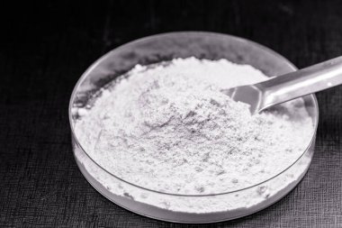 Zirkonyum silikat (ZrSiO4), seramik enamelerde opacifier olarak kullanılan, kuvars içeren zirkonyum oksit..