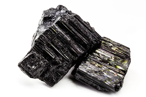 白を背景に分離された黒トルマリン鉱物の極端なクローズアップ — ストック写真