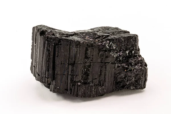 Extrem Närbild Svart Turmalin Mineral Isolerad Över Vit Bakgrund — Stockfoto