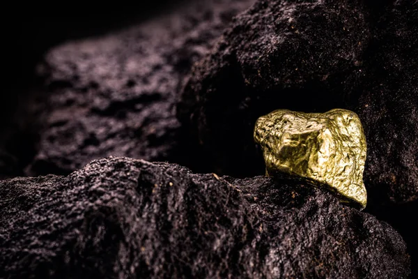 Piedra Dorada Sobre Fondo Rocoso Minería Oro Geología — Foto de Stock