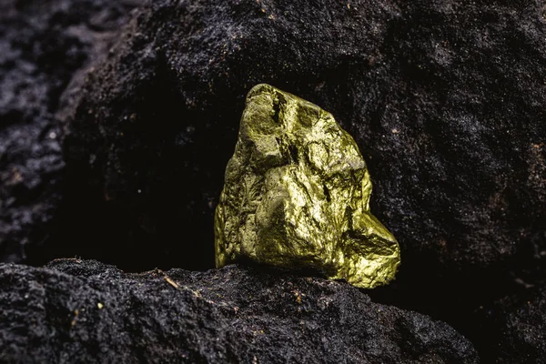 Καθαρό Χρυσό Μετάλλευμα Που Βρέθηκε Στο Ορυχείο Σκούρο Φόντο — Φωτογραφία Αρχείου