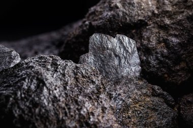 Kayalık bir zeminde hematit. Brezilya manyetik metali, en büyük hematit üreticisi, yarı değerli taş ihracatı.