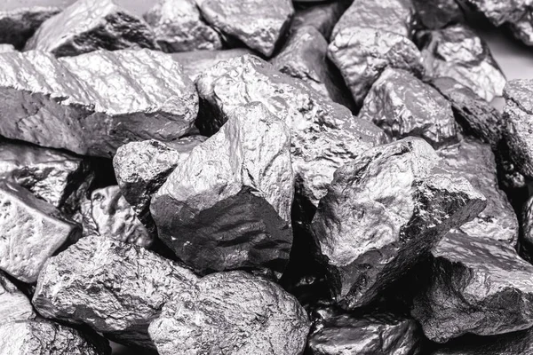 Molybdenite (Portekiz) / molibdenite (Brezilya), MoS2 kimyasal formülü ile bir molibdenum disülfür mineralidir.