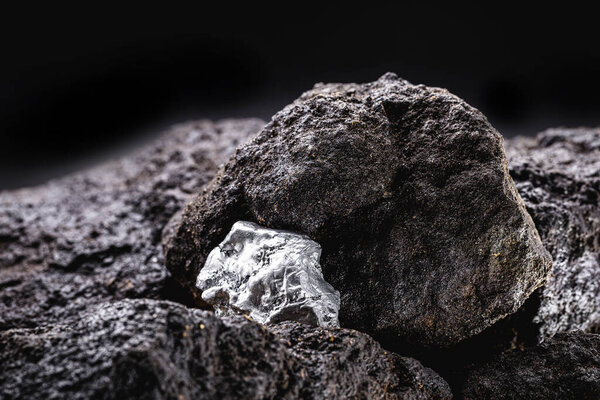 платиновый самородок в карьере, драгоценный камень, горнодобывающая концепция