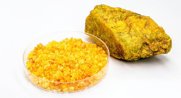 Нитрат урана называется уранил, с урановой рудой, радиоактивный материал на изолированном белом фоне