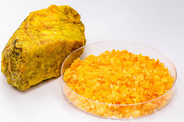 Нитрат уранила или уран является желтой водорастворимой урановой солью, используемой в фотографии и удобрениях; в химии уран используется в качестве катализатора во многих химических реакциях