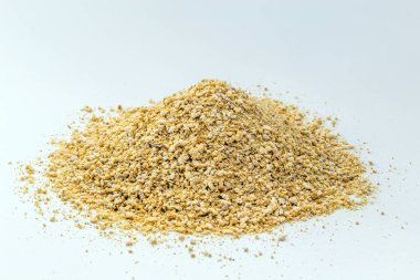 öğütülmüş un ve Brezilya manyok tostu, izole edilmiş beyaz arkaplan